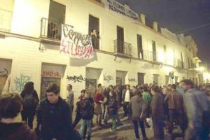 Cargas en Sevilla como respuesta a la ocupación de un edificio por 18 familias sin casa