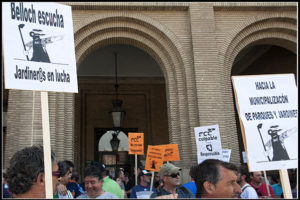 La policía impide el paso de los representantes de los trabajadores al Pleno Municipal de Zaragoza