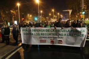 Cientos de personas muestran su rechazo a la política de Serrat
