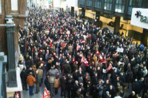 Multitudinaria protesta de trabajadores de Bankia en Valencia contra el ERE