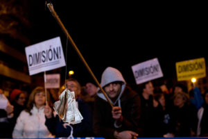 Segunda noche de protestas en Madrid y Barcelona por corrupción en los partidos de Gobierno