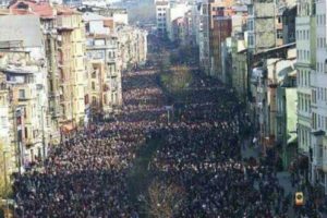 Cientos de miles de portugueses salen a la calle contra los recortes