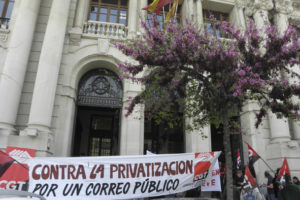 CGT se concentra ante el Edificio de Correos de Valencia contra los recortes y la represión