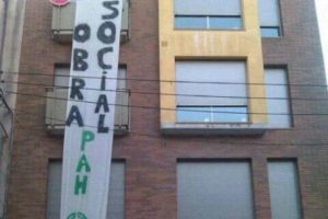 Realojadas 11 familias del bloque, propiedad de Caixa Catalunya, ocupado por PAH Terrassa