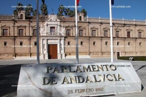 El Parlamento de Andalucía sí ha descontado una paga extra a sus funcionarios