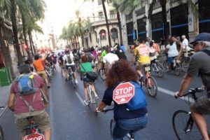 [Fotos] 200 ciclistas protestan en las calles de Valencia, contra el paro y los desahucios.