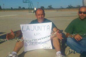 Bomberos del Infoca se encadenan a helicóptero en Doñana