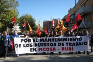 Los trabajadores de FICOSA bloquean la entrada de camiones a la planta de Viladecavalls