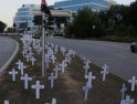 Plantadas 157 cruces frente a la sede de Hewlett-Packard en Sant Cugat
