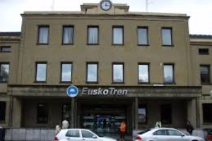 La CGT-LKN se manifiesta en la entrada de la estación de Atxuri, contra la subida de tarifas en Euskotren