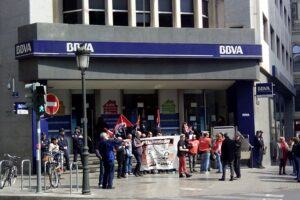 [Foto] CGT se concentra ante la sede del BBVA en Valencia para exigir la readmisión de José Carlos Romero