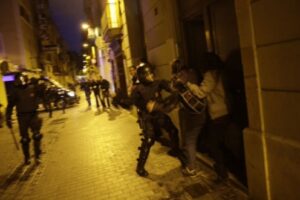 (Vìdeos y fotos) Brutal represión de los Mossos contra personas que protestaban por desalojo de Can Vies y graves agresiones a redacción de La Directa