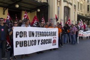 Huelga en todo el país de 46 horas en Renfe y Adif. Barcelona: Concentración en el vestíbulo de Sants-Estació