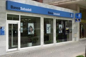 El Ministerio de Trabajo inspecciona las oficinas del Banco Sabadell