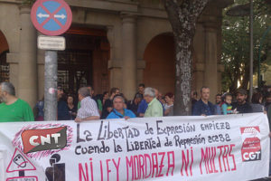 [Fotos] CNT, CGT, Colectivo de personas en paro se concentran contra la Ley Mordaza en Iruña
