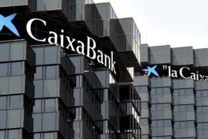27-O: Concentración de protesta ante Caixabank de Barcelona y Sevilla