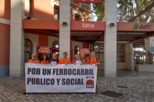 CGT se concentra en Xàtiva contra la desaparición de la línea férrea Xàtiva-Alcoi