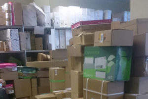 Cientos de paquetes urgentes acumulados en Móstoles (Madrid). Correos incumple sus obligaciones con los vecinos