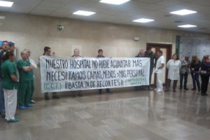 Segunda concentración contra la falta de recursos y de personal en el hospital “Puerta del Mar”