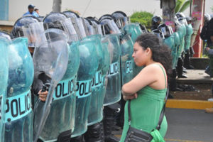 Feministas nicaragüenses marchan pese a represión policial
