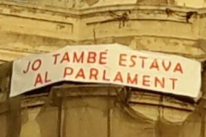 CGT Barcelona cuelga una pancarta en solidaridad con encausados/as y condenados/as del Parlament de Catalunya
