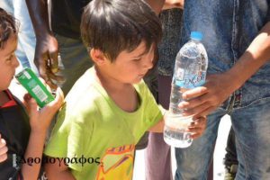 Atenas: Distribución de agua, alimentos y ropas para los refugiados del Campo de Marte