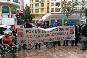 [Fotos] CGT se concentra en València por un Convenio de Banca digno