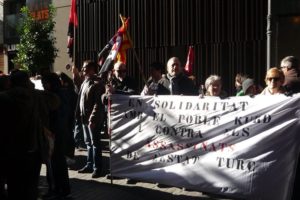Diversos colectivos valencianos se concentran ante el consulado en Valencia en solidaridad con los kurdos