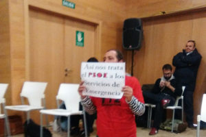 Protesta en el Pleno de la Diputación de Cádiz en apoyo a la huelga del 112