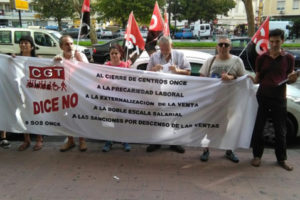[Fotos] La CGT protesta a las puertas de la ONCE en Valencia contra la sanción a Juan José