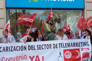 Los trabajadores y trabajadoras de telemarketing harán paros por un Convenio Colectivo de Contact Center digno. En Valencia, una concentración unitaria en la plaza del Ayuntamiento protesta hoy contra la precariedad del sector