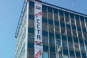 [Fotos] La CGT dice NO al TTIP y al CETA colgando una pancarta en la fachada de su local en Valencia