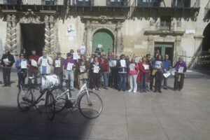 Concentración frente al Ayuntamiento de Alicante en apoyo a los 7 del AVE