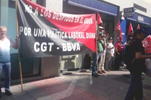 Concentración frente a la oficina del BBVA para denunciar el despido de una trabajadora