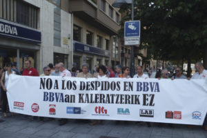 CGT se concentra frente a la oficina del BBVA para denunciar el despido de una trabajadora