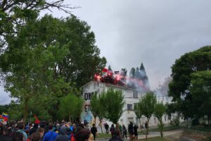 Miles de personas han secundado esta tarde la manifestación de apoyo a los vecinos del barrio ocupado de Errekaleor de Vitoria-Gasteiz