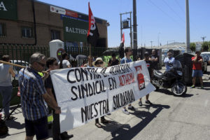 [Fotos] Concentraciones en apoyo a la delegada sindical de CGT, sancionada en Althenia Leganés