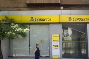 Huelga en Correos de Alicante ante la falta de contratación
