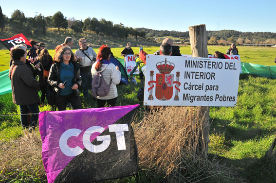 CGT ocupa los terrenos de Botafuegos donde el Gobierno proyecta construir un CIE