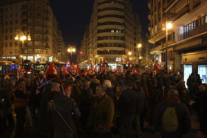 Alrededor de 2.500 personas convocadas por la CGT se manifiestan en Valencia bajo el lema “La lucha es el único camino”