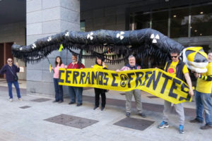Activistas de Tanquem Cofrents llevan un dragón nuclear a la sede de Iberdrola en conmemoración del séptimo aniversario de la catástrofe de Fukushima