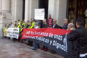 Jubilados y pensionistas de CGT devuelven colectivamente las cartas de Fátima Báñez «para visibilizar el rechazo a las tomaduras de pelo y para defender las pensiones presentes y futuras»