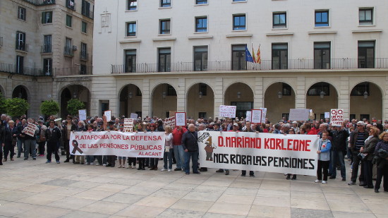 [Foto y vídeo] Concentración en defensa de las pensiones frente al Ayuntamiento de Alicante