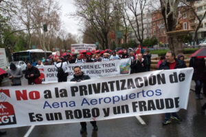 Numerosas personas reivindican la defensa de lo Público en las calles de Madrid