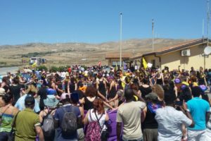 La Caravana Abriendo Fronteras llega a Catania y denuncia la vulneración de derechos en el CARA de Mineo