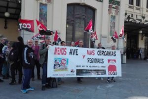 [Fotos] CGT se concentra en Valencia exigiendo “Menos AVE y más cercanías regionales”