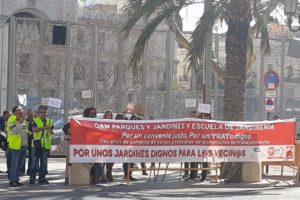 [Fotos] Trabajadores de OAM Parques y Jardines llevan la protesta al Ayuntamiento de Valencia