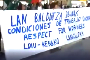 Los trabajadores y trabajadoras de Aena en el aeropuerto de Bilbao mantienen las huelgas y paros convocados para este verano