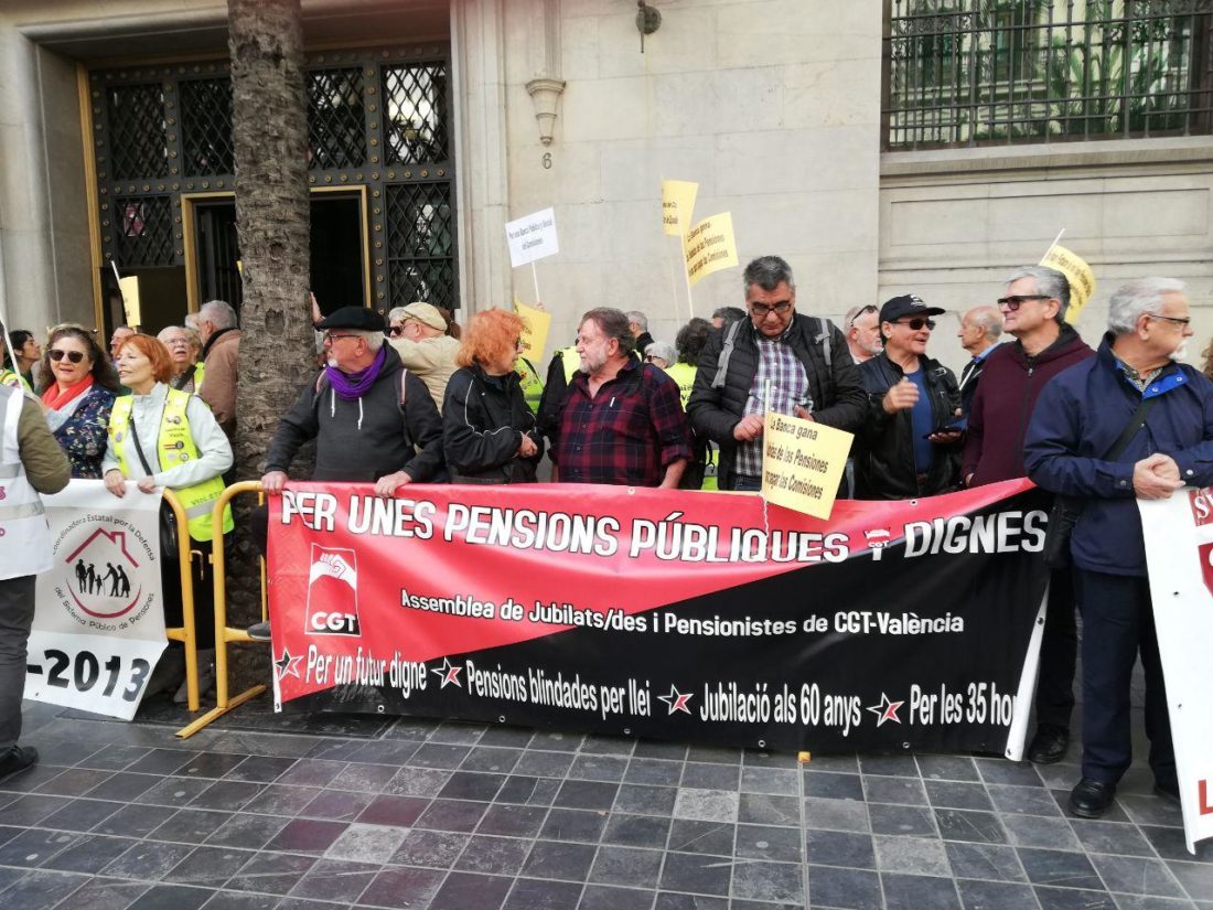 Pensionistas de CGT piden la dimisión del gobernador del Banco de España