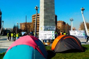 Los y las jardineras desalojan la acampada de la Plaza Europa por responsabilidad con la pandemia del coronavirus